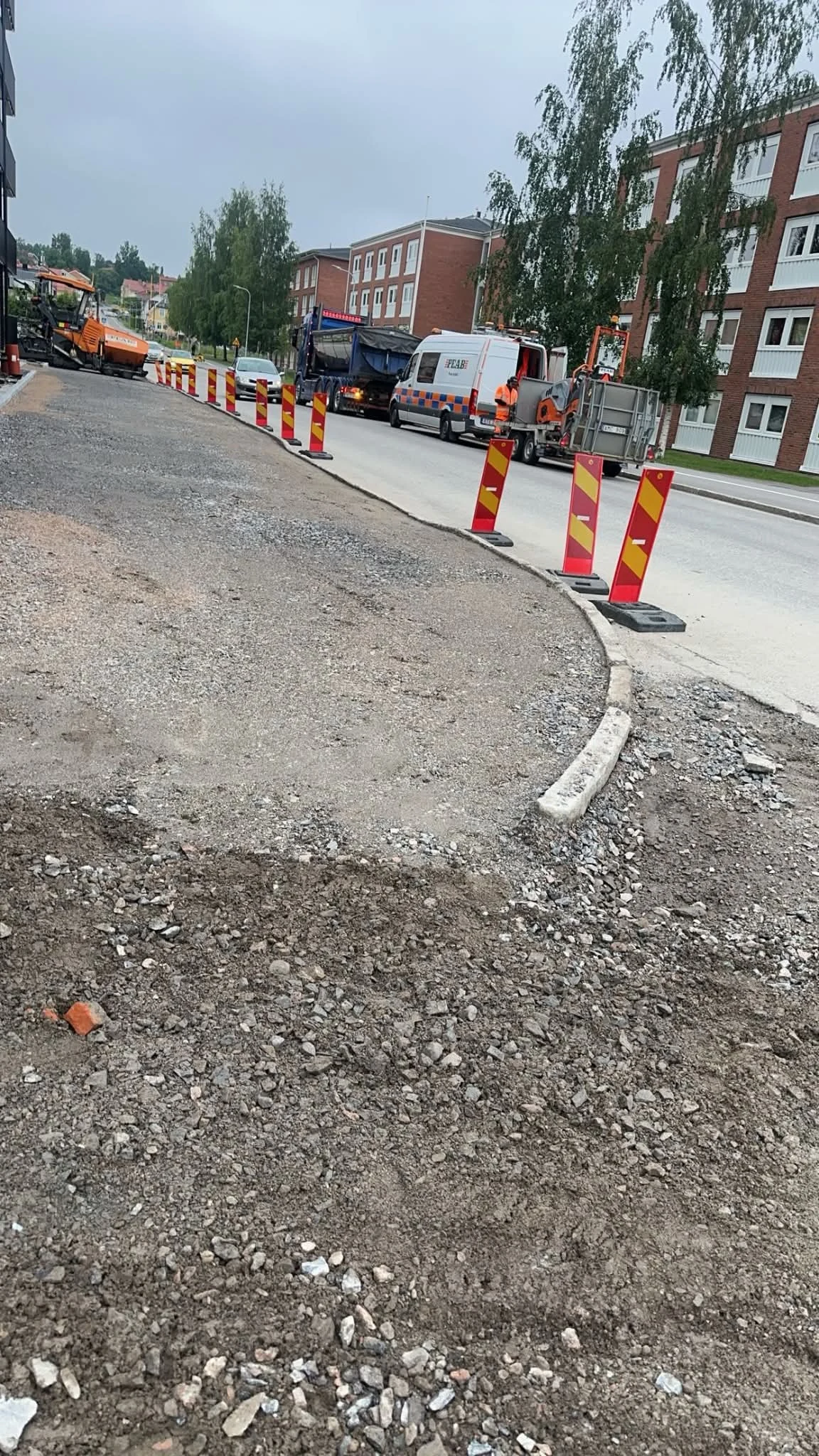 Arbete med underbyggnad längs en gata
