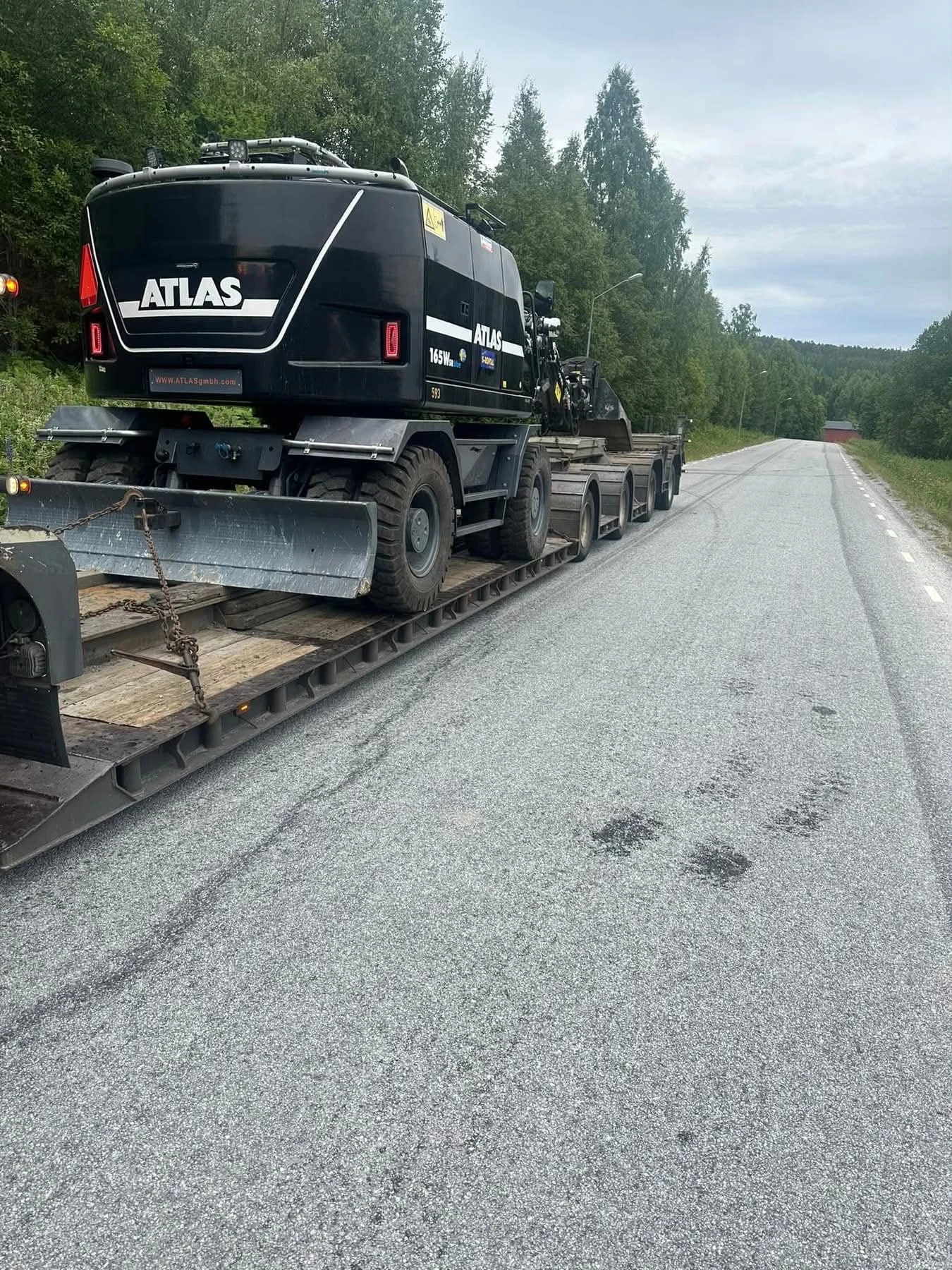 Grävmaskin lastad på maskintrailer
