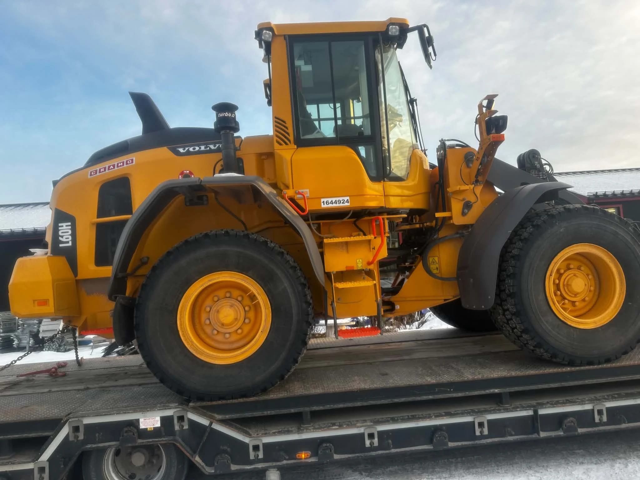 Hjullastare lastad på transportfordon