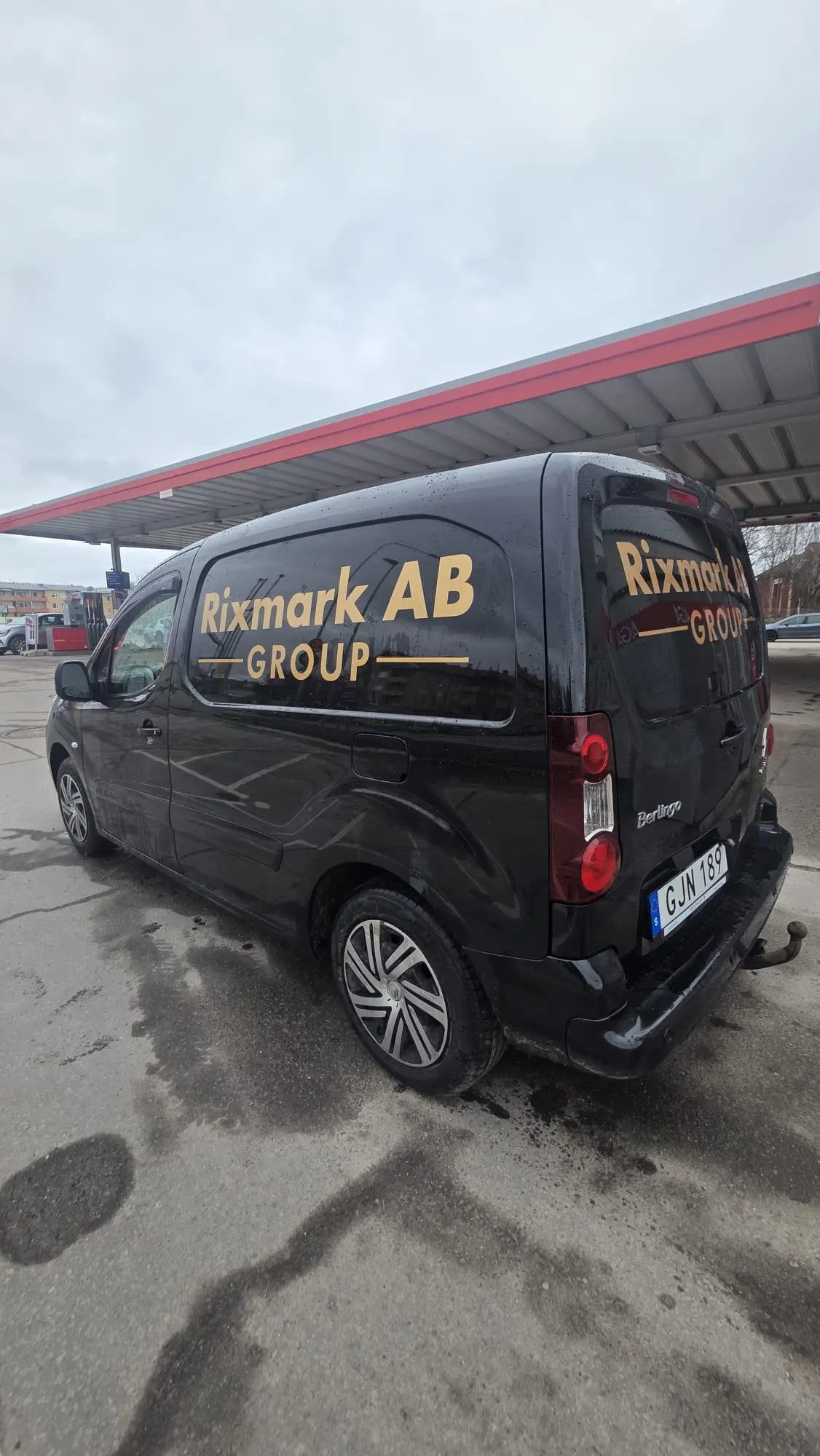 Svart servicebil med RIXMARK-dekor